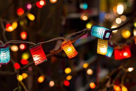 Primele luminiţe de Crăciun montate în Bucureşti
