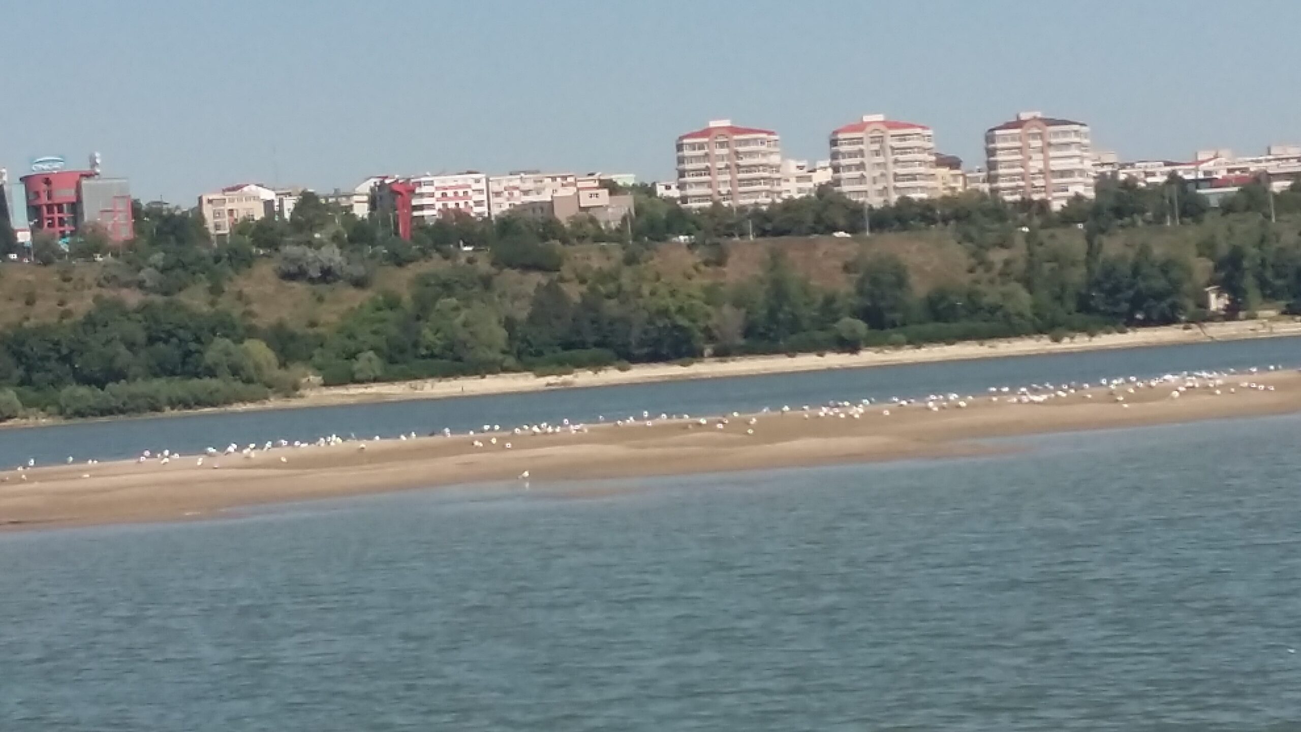 Cea mai nouă atracție turistică a zonei, insula de pe Dunăre, de la Galați, acoperită de apă