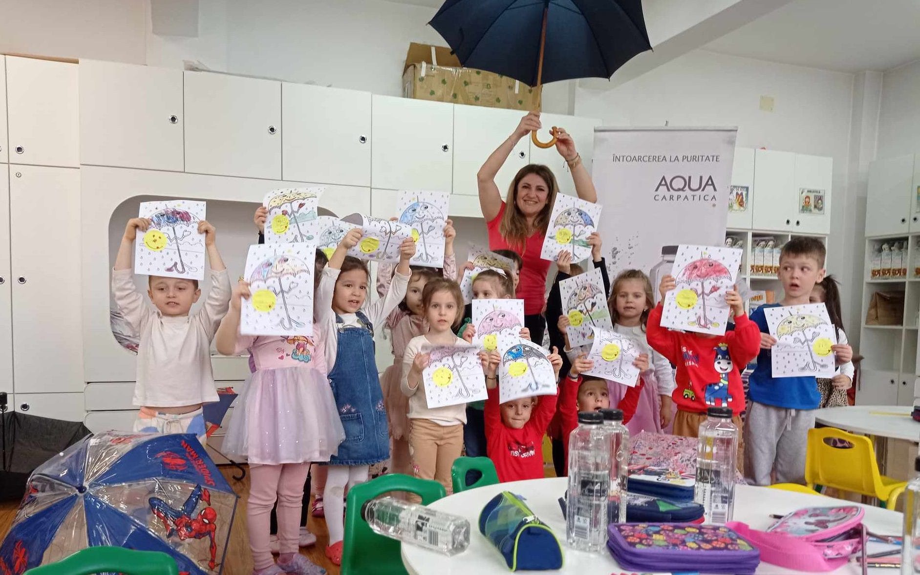 Ploaie funny … cu picǎturi de soare şi dinţi! Ziua Internaţionalǎ a Umbrelei cu „Ape curate asumate”